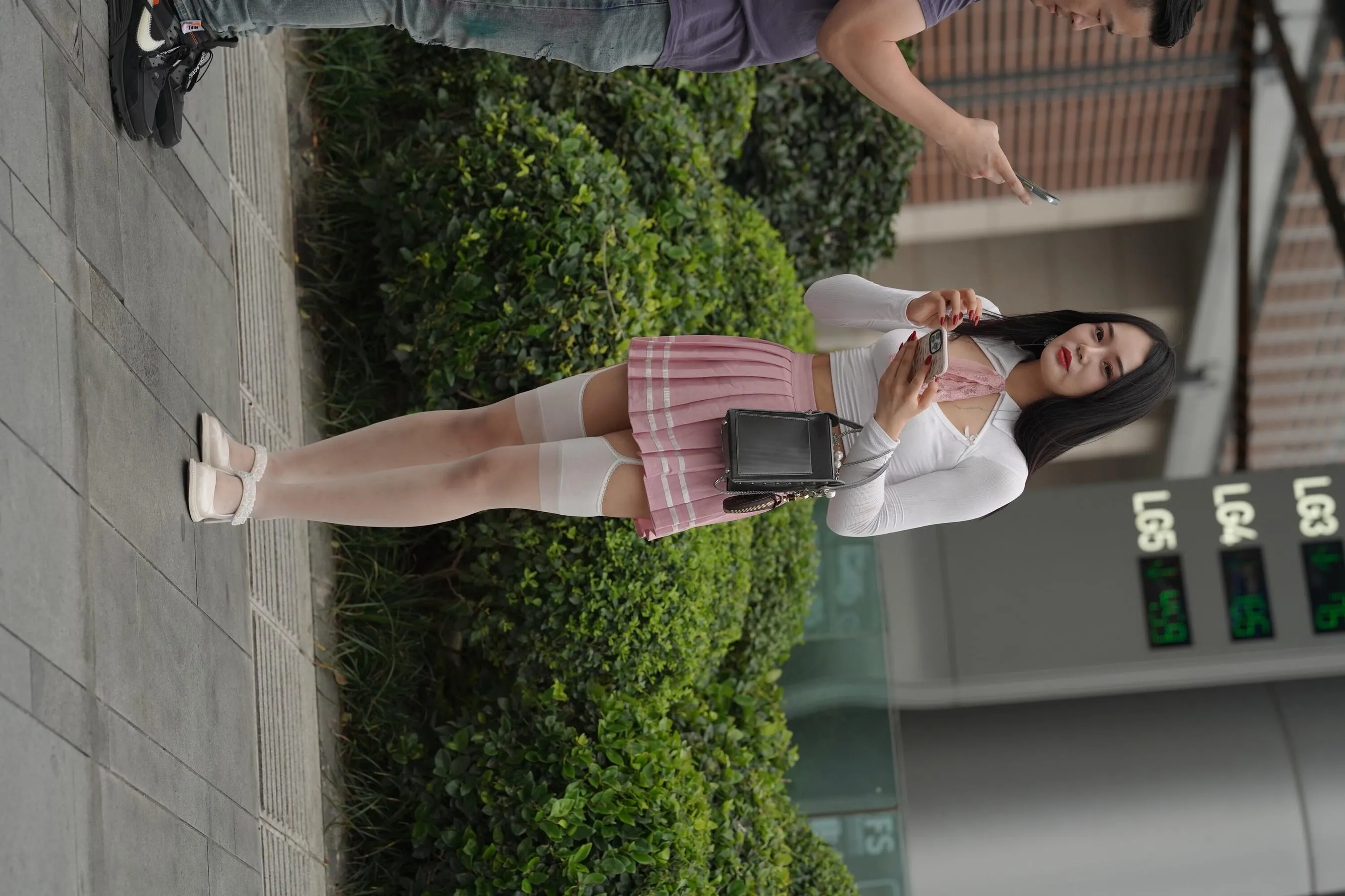 魔镜街拍 NO.161 街拍白丝吊带袜美女 [109P]插图9